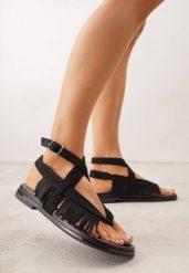 Czarne Sandały Typu Rzymianki Ozdobione Frędzlami Casasos. Czarne sandały Renee, bez wzorów, z koronki, bez obcasa, na płaskiej podeszwie, bez zapięcia. Za 119.99 zł.