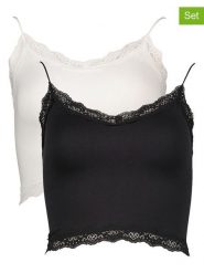 ONLY Topy (2 szt.) w kolorze czarnym i białym rozmiar: M/L. Białe topy ONLY, l, bez wzorów, z koronki, bez kołnierzyka, bez ramiączek. Za 66.00 zł.