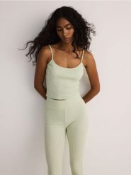 Bawełniane legginsy - jasnozielony. Zielone legginsy Reserved, bez wzorów, z bawełny. W wyprzedaży za 35.99 zł.