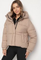 Beżowa Pikowana Kurtka Puffer z Kapturem i Kieszonką przy Rękawie Galieana. Brązowe kurtki Born2be, xl, bez wzorów, z dzianiny, eleganckie, z kapturem. Za 169.99 zł.