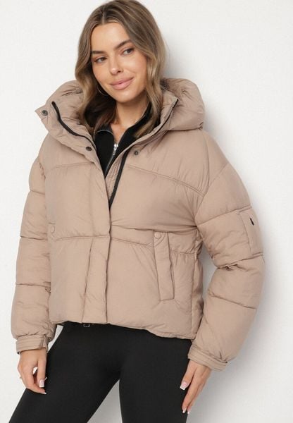 Beżowa Pikowana Kurtka Puffer z Kapturem i Kieszonką przy Rękawie Galieana. Brązowe kurtki Born2be, l, bez wzorów, z dzianiny, eleganckie, z kapturem. Za 169.99 zł.