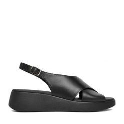 Sandały Lasocki. Czarne sandały Lasocki, bez wzorów, bez obcasa, na koturnie, bez zapięcia. Za 169.99 zł.