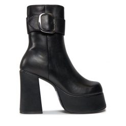 Botki Steve Madden. Czarne botki Steve Madden, bez wzorów, bez obcasa, na słupku, bez zapięcia. Za 459.99 zł.