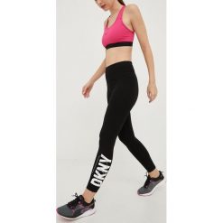 Dkny legginsy damskie kolor czarny z aplikacją. Czarne legginsy DKNY, z aplikacjami. W wyprzedaży za 279.99 zł.