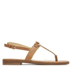Sandały Guess. Brązowe sandały Guess, z aplikacjami, bez obcasa, na płaskiej podeszwie, bez zapięcia. Za 549.99 zł.