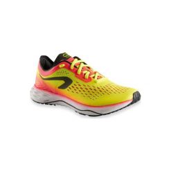 Buty Do Biegania Damskie Kiprun Kd Light Żółto-Koralowe. Żółte buty do biegania KALENJI, bez wzorów, z gumy, bez zapięcia, do biegania. Za 279.99 zł.