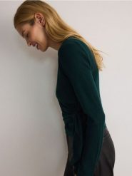Sweter z kopertowym wiązaniem - ciemnozielony. Zielone swetry Reserved, l, bez wzorów, z dzianiny, bez ramiączek. W wyprzedaży za 79.99 zł.