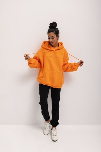Bluza z kapturem oraz HAFTEM w kolorze EXOTIC ORANGE- GARSON. Pomarańczowe bluzy z kapturem Marsala, bez wzorów, z bawełny, z kapturem. Za 329.90 zł.