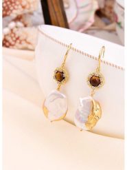 L'Atelier de Gaia Pozłacane kolczyki z perłami i cyrkoniami rozmiar: onesize. Białe kolczyki L'Atelier de Gaia, z cyrkonią, pozłacane. Za 43.99 zł.