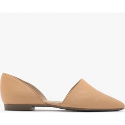 Baleriny z wycięciami ZOE. Czerwone baleriny Ryłko, bez wzorów, ze skóry, bez obcasa, na płaskiej podeszwie, bez zapięcia. Za 239.99 zł.