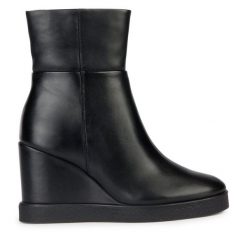 Botki Geox. Czarne botki Geox, bez wzorów, bez obcasa, na koturnie, bez zapięcia. Za 349.99 zł.