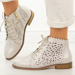 Złote skórzane ażurowe botki damskie Potocki 19423. Żółte botki POTOCKI, w ażurowe wzory, z jeansu, eleganckie, z okrągłym noskiem, bez obcasa, na płaskiej podeszwie, bez zapięcia. Za 259.00 zł.