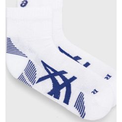 Asics skarpetki (2-pack) kolor biały. Białe skarpetki ASICS, bez wzorów, ze skóry. W wyprzedaży za 48.99 zł.
