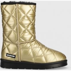 Love Moschino śniegowce kolor złoty. Żółte śniegowce Love Moschino, bez wzorów, z gumy, bez zapięcia. W wyprzedaży za 559.99 zł.
