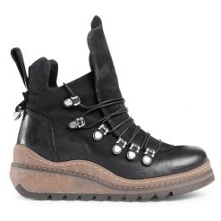 Botki QUAZI. Czarne botki QUAZI, bez wzorów, bez obcasa, na koturnie, bez zapięcia. Za 259.99 zł.
