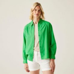 Koszula turystyczna damska Primevere. Zielone koszule Regatta, bez wzorów, z bawełny, bez kołnierzyka, bez ramiączek. W wyprzedaży za 216.00 zł.