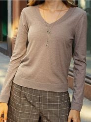 Sweter z dekoltem w serek - brązowy. Brązowe swetry Sinsay, l, bez wzorów, bez ramiączek. Za 39.99 zł.