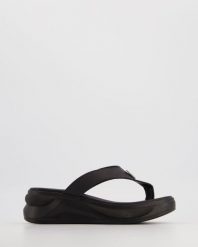 KLAPKI NA KOTURNIE 508101-1 01 BLAC. Klapki Venezia, bez wzorów, ze skóry, bez obcasa, na koturnie, bez zapięcia. Za 319.00 zł.