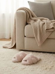 Kapcie z futerkiem - beżowy. Brązowe kapcie Sinsay, bez wzorów. Za 25.99 zł.