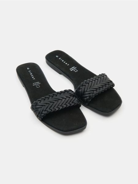 Klapki ze skórzaną wkładką - czarny. Czarne klapki Sinsay, bez wzorów, bez obcasa, bez zapięcia. Za 39.99 zł.