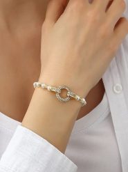 Atelier MIU Pozłacana bransoletka z elementem ozdobnym rozmiar: onesize. Białe bransoletki atelier MIU, z cyrkonią, pozłacane. Za 91.99 zł.