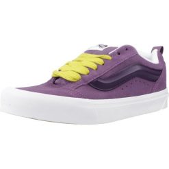 Trampki Vans Model Knu Skool 2 Kolor Fioletowy. Fioletowe trampki Vans, bez wzorów, z zamszu, bez zapięcia. W wyprzedaży za 400.65 zł.