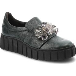 Zielone Półbuty Lemar Modne Skórzane Buty Damskie. Zielone półbuty wsuwane Lemar, bez wzorów, ze skóry, bez obcasa, na obcasie. Za 382.99 zł.