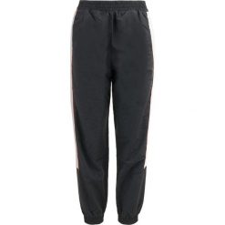 Damskie spodnie sportowe Play Loose Grey. Białe spodnie dresowe ONLY, bez wzorów, z nylonu, do piłki nożnej. Za 165.99 zł.