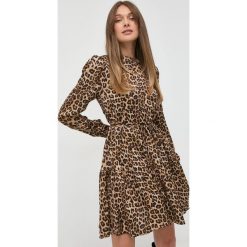 Twinset sukienka kolor brązowy mini rozkloszowana. Brązowe sukienki Twinset, bez wzorów, z satyny, bez kołnierzyka, bez ramiączek, maxi, rozkloszowane. Za 1,299.90 zł.