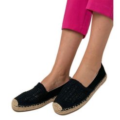 Czarne espadryle ażurowe na platformie. Czarne espadryle w ażurowe wzory, z tkaniny, eleganckie, z okrągłym noskiem, bez obcasa, na platformie. W wyprzedaży za 81.09 zł.