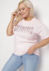 Jasnoróżowy T-shirt z Bawełny z Cyrkoniowym Napisem Hirtebia. Czerwone t-shirty Born2be, xl, z aplikacjami, z bawełny, bez kołnierzyka, bez ramiączek. Za 69.99 zł.