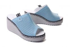 ARTIKER RELAKS 52C0519 błękitny, klapki damskie. Niebieskie klapki Artiker Relaks, w ażurowe wzory, ze skóry, bez obcasa, na koturnie, bez zapięcia. Za 244.90 zł.