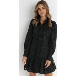 Czarna Sukienka Toppey. Czarne sukienki Born2be, s, w ażurowe wzory, z koronki, boho, bez kołnierzyka, bez ramiączek, mini. W wyprzedaży za 195.49 zł.