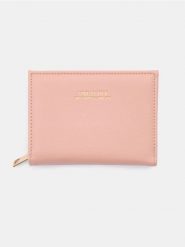 Mały portfel z napisem - różowy. Czerwone portfele Sinsay, bez wzorów. Za 29.99 zł.