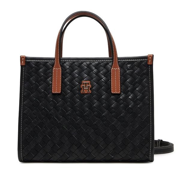 Torebka Tommy Hilfiger. Czarne torebki klasyczne Tommy Hilfiger, bez wzorów, klasyczne, bez dodatków. Za 415.99 zł.