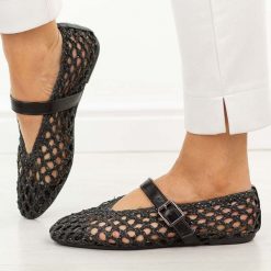 Czarne przewiewne baleriny damskie T.Sokolski 137. Czarne baleriny Sokolski, w ażurowe wzory, z jeansu, casualowe, z okrągłym noskiem, bez obcasa, na płaskiej podeszwie, bez zapięcia. W wyprzedaży za 157.52 zł.