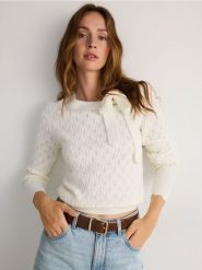 Ażurowy sweter z wiązaniem - złamana biel. Swetry Reserved, l, w ażurowe wzory, z dzianiny, bez ramiączek. W wyprzedaży za 79.99 zł.