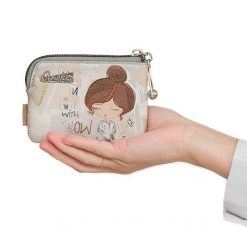 Portfel damski Anekke, z ozdobnym nadrukiem i metalowym logo zapinany na zamek błyskawiczny idealny na monety karty i drobne dokumenty kompaktowy for. Szare portfele Anekke, bez wzorów. Za 109.00 zł.