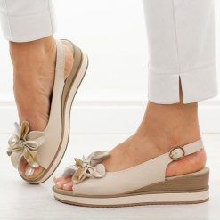 Beżowe skórzane sandały damskie na koturnie T.Sokolski L26-679. Brązowe sandały Sokolski, z aplikacjami, ze skóry, casualowe, bez obcasa, na koturnie, bez zapięcia. Za 219.00 zł.