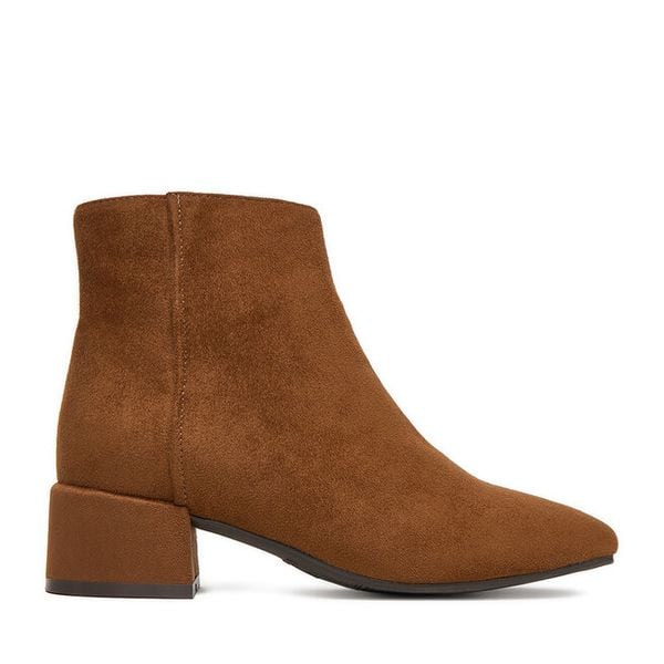 Botki Clara Barson. Czerwone botki Clara Barson, bez wzorów, bez obcasa, na słupku, bez zapięcia. Za 149.99 zł.