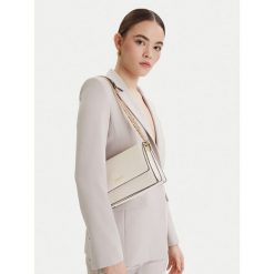 Torebka Liu Jo. Białe kopertówki Liu Jo, bez wzorów, wizytowe, bez dodatków. Za 383.99 zł.