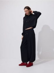 Krótka bluza z wiskozą - czarny. Czarne bluzy Reserved, l, bez wzorów, z dzianiny, bez ramiączek, bez kaptura. Za 89.99 zł.