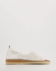 BIAŁE SANDAŁY 52C0937 WHITE. Białe sandały Venezia, bez wzorów, ze skóry, bez obcasa, bez zapięcia. Za 349.00 zł.