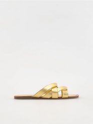 Skórzane klapki z metalicznym efektem - złoty. Żółte klapki Reserved, bez wzorów, ze skóry, bez obcasa, bez zapięcia. W wyprzedaży za 69.99 zł.