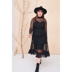 Sukienka Valeria Plus Size Czarna. Czarne sukienki blue shadow, plus size, bez wzorów, z gumy, bez kołnierzyka, plus size, bez ramiączek, maxi, dopasowane. Za 269.90 zł.