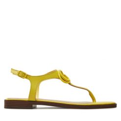 Sandały Guess. Żółte sandały Guess, z aplikacjami, bez obcasa, na płaskiej podeszwie, bez zapięcia. Za 429.99 zł.