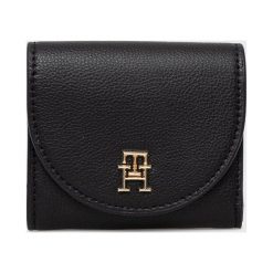Tommy Hilfiger portfel damski kolor czarny. Czarne portfele Tommy Hilfiger, bez wzorów. W wyprzedaży za 199.99 zł.