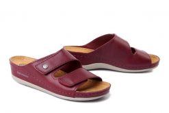 DR. BRINKMANN 700777-41 bordeaux, klapki damskie. Czerwone klapki Dr. Brinkmann, bez wzorów, ze skóry, bez obcasa, na koturnie, bez zapięcia. Za 229.90 zł.
