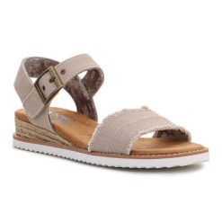 Sandały Skechers Desert Kiss Adobe Princess 113541-TPE beżowy. Brązowe sandały bez wzorów, z materiału, boho, bez obcasa, bez zapięcia. Za 316.64 zł.