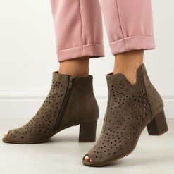Brązowe zamszowe botki damskie na słupku, sandały Jezzi Asa169-11. Brązowe botki Jezzi, z aplikacjami, ze skóry, eleganckie, z otwartym noskiem, bez obcasa, na słupku, bez zapięcia. Za 199.00 zł.